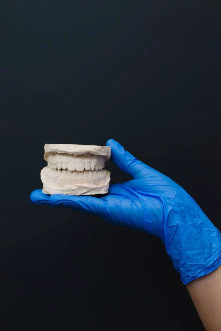 Paciente sorrindo após tratamento na EuDonto